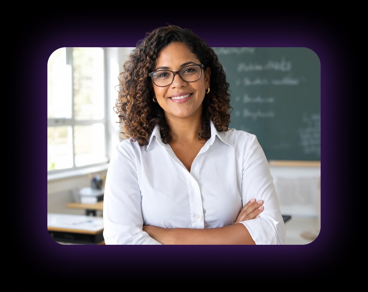 Professora sorrindo de braços cruzados em uma sala de aula