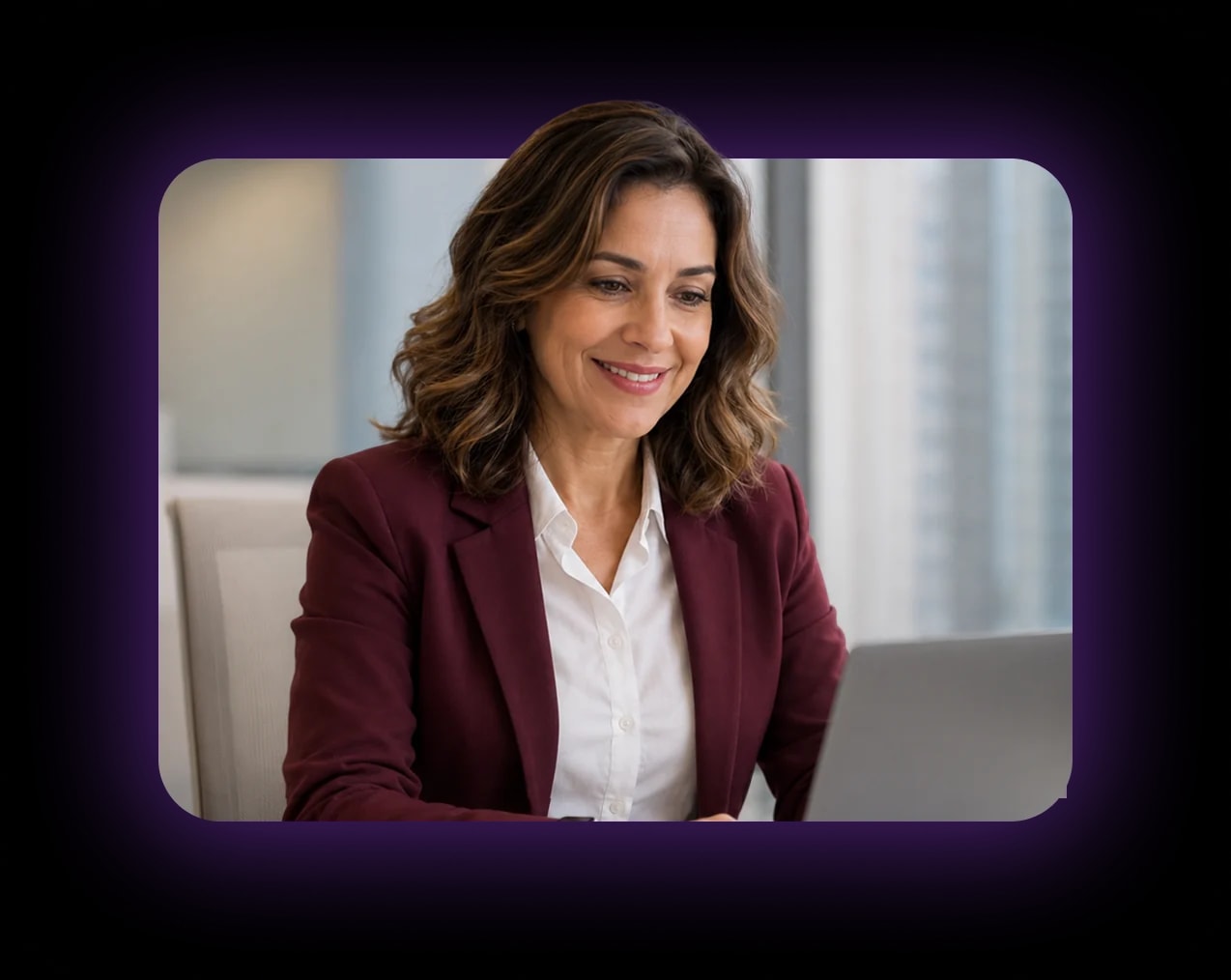 Empreendedora sorrindo depois de encontrar o CNAE ideal para a sua empresa